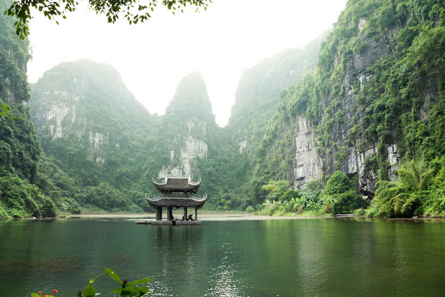 Thuỷ đình giữa núi đá vôi Tràng An, Ninh Bình