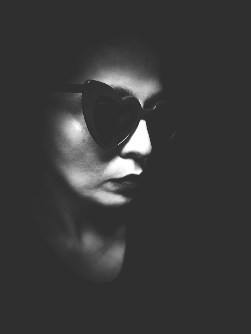 mulher usando óculos de sol de armação preta
