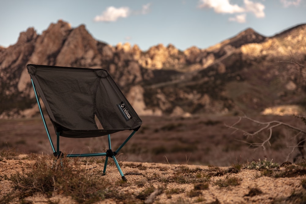 sedia camper grigia e nera durante il giorno