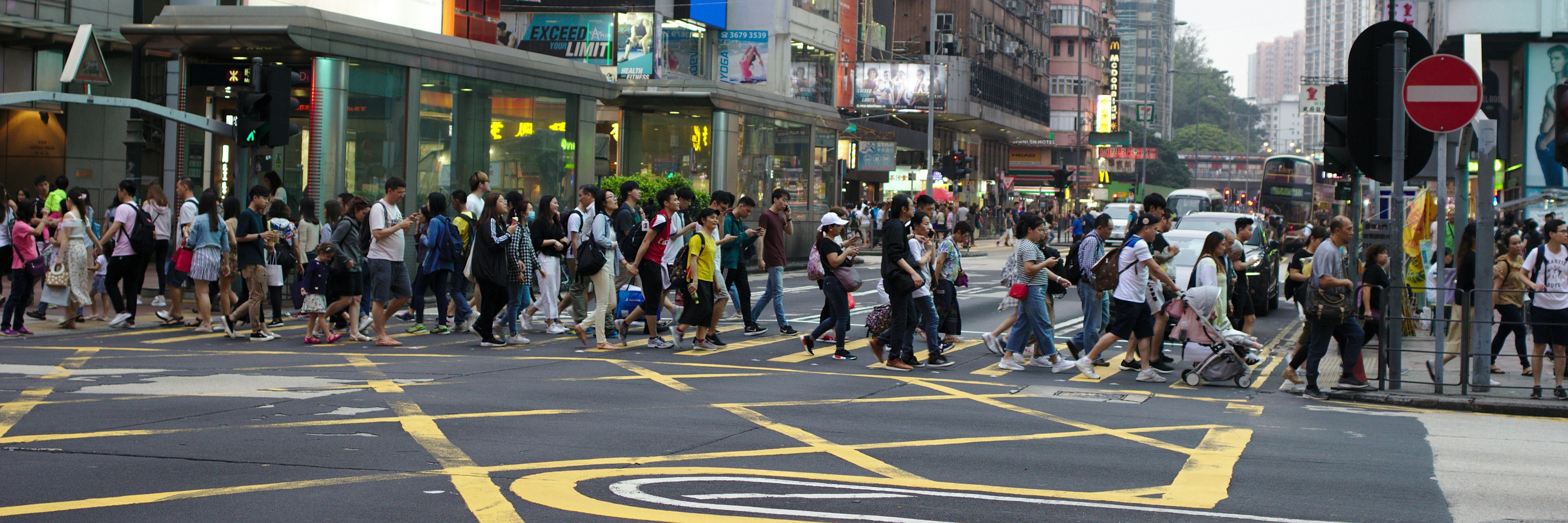 Перекресток улица. Перекресток вид сверху. Пересечение велодорожки и тротуара. Канализированные пересечения автомобильных дорог в одном уровне. Перекресток дорожный.