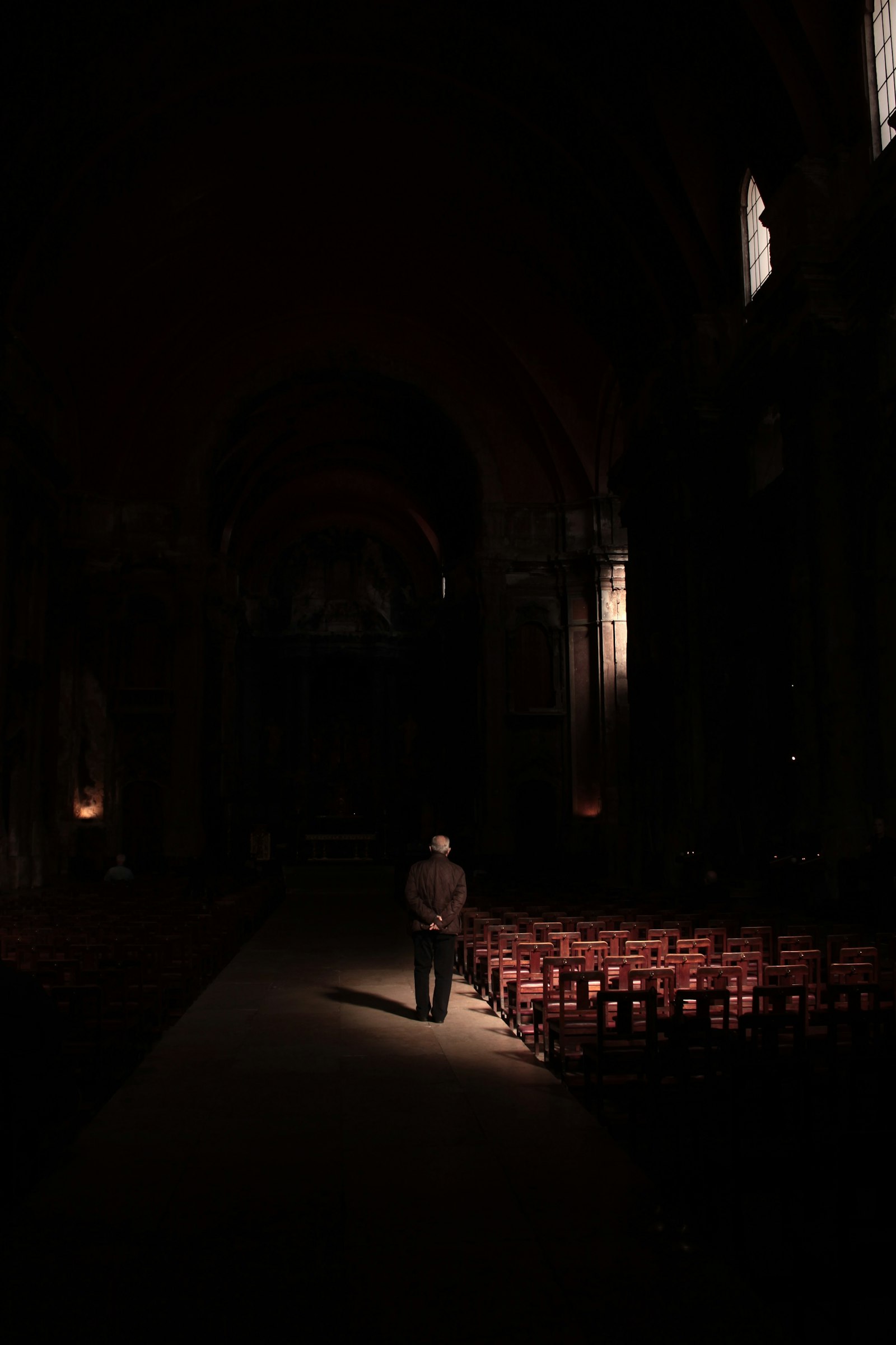 Canon EOS 50D + Canon EF-S 18-55mm F3.5-5.6 III sample photo. Man walking beside chair photography