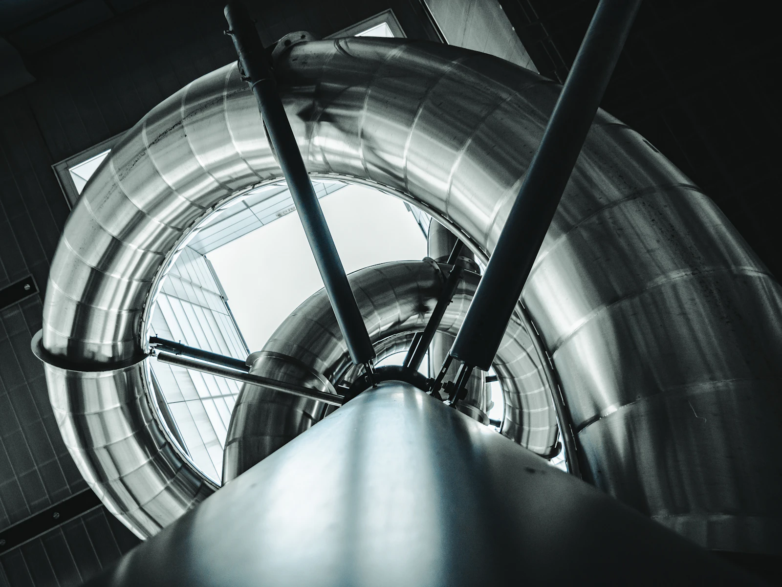 Profilés et tubes industriels en spirale, vue en contre-plongée