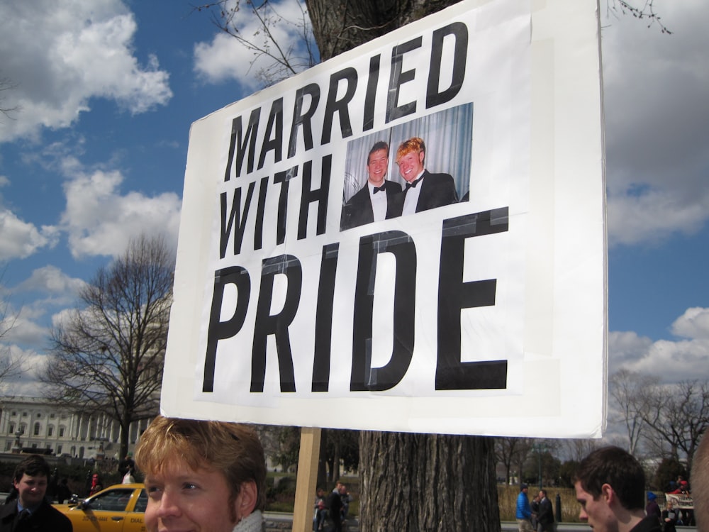 Verheiratet mit Pride-Schildern