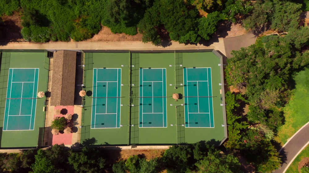 Fotografia aérea de três quadras de tênis