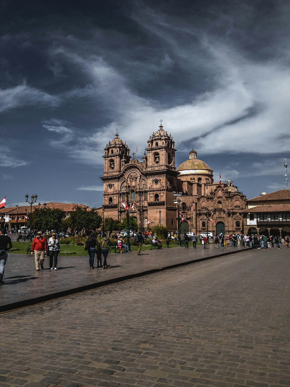 Gente caminando cerca de la catedral durante el día