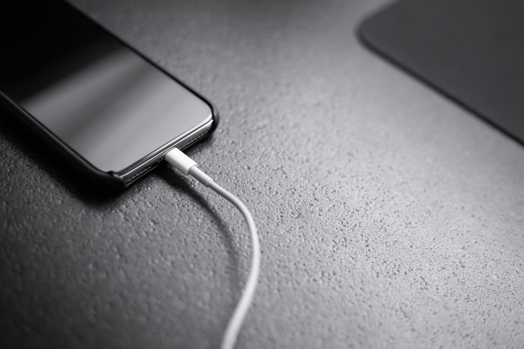 iPhoneの充電端子（充電口）にケーブルを接続している様子