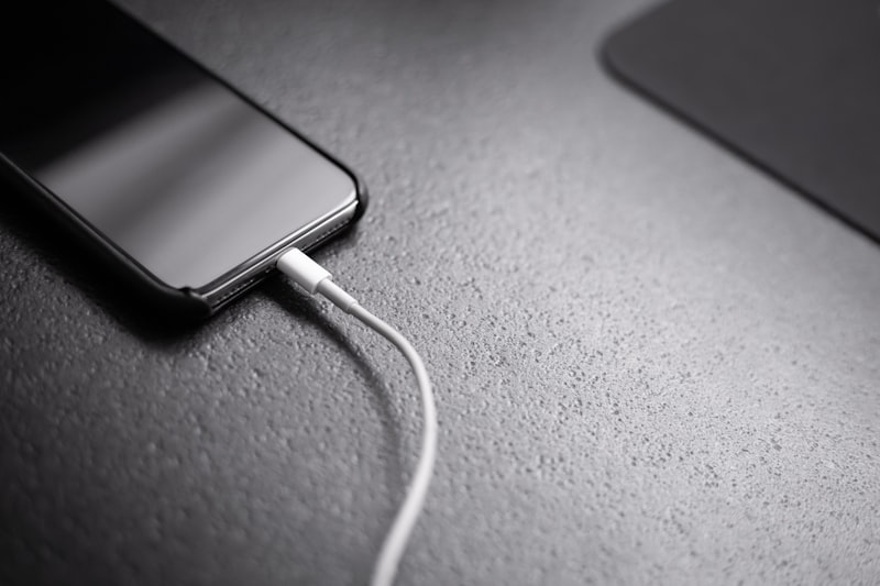 Telefon připojený k nabíjecímu kabelu