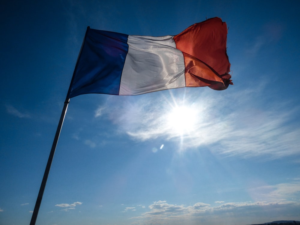 drapeau rouge, bleu et blanc