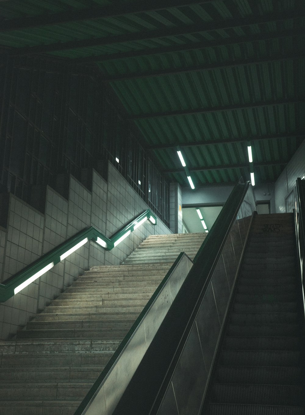 階段のある地下鉄駅のエスカレーター