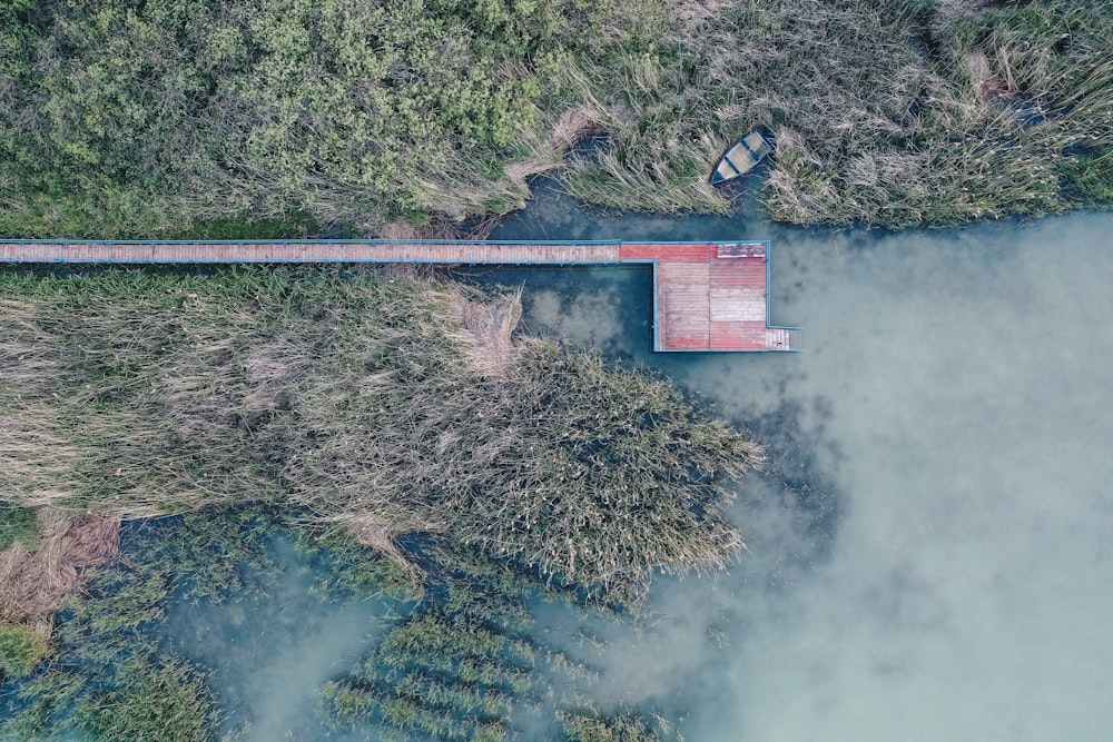 Fotografía aérea de una casa junto a un cuerpo de agua
