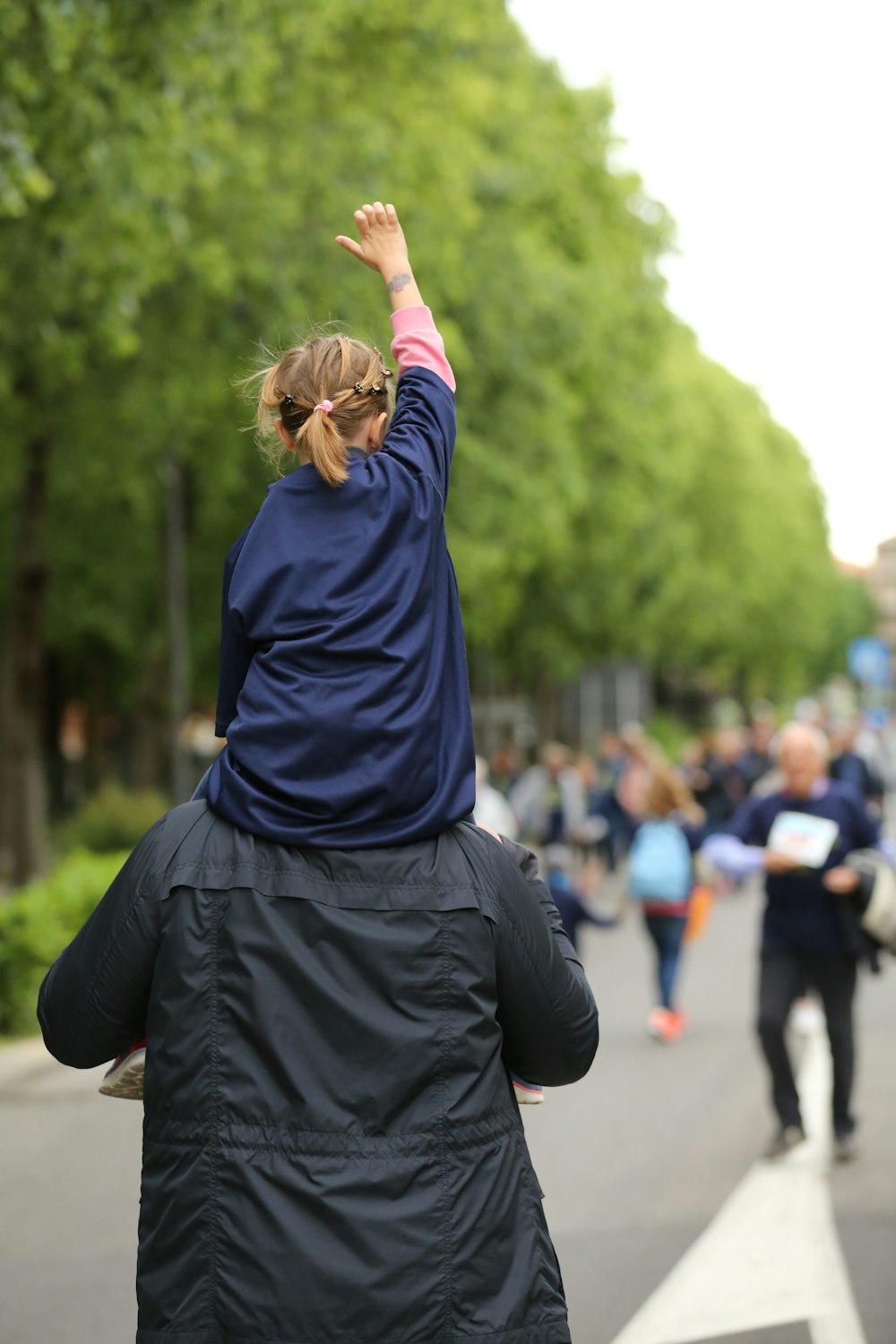 homme portant une fille pendant la journée