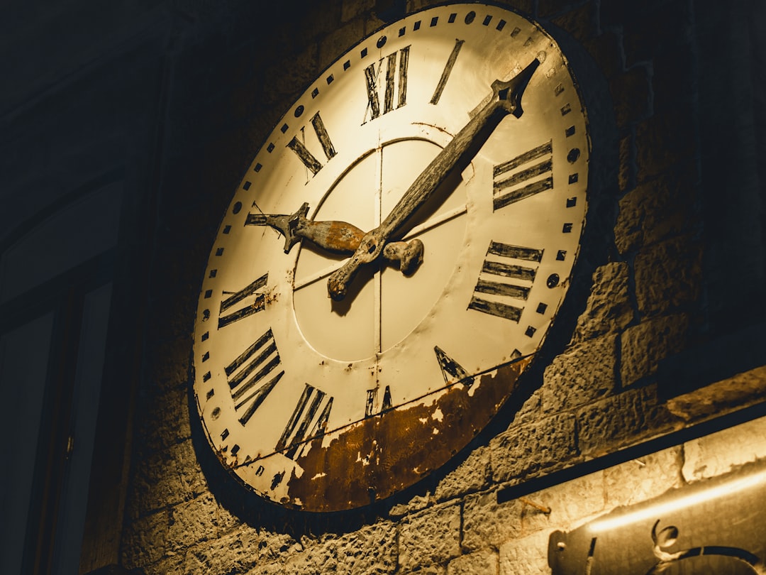 clock at 10:10,
