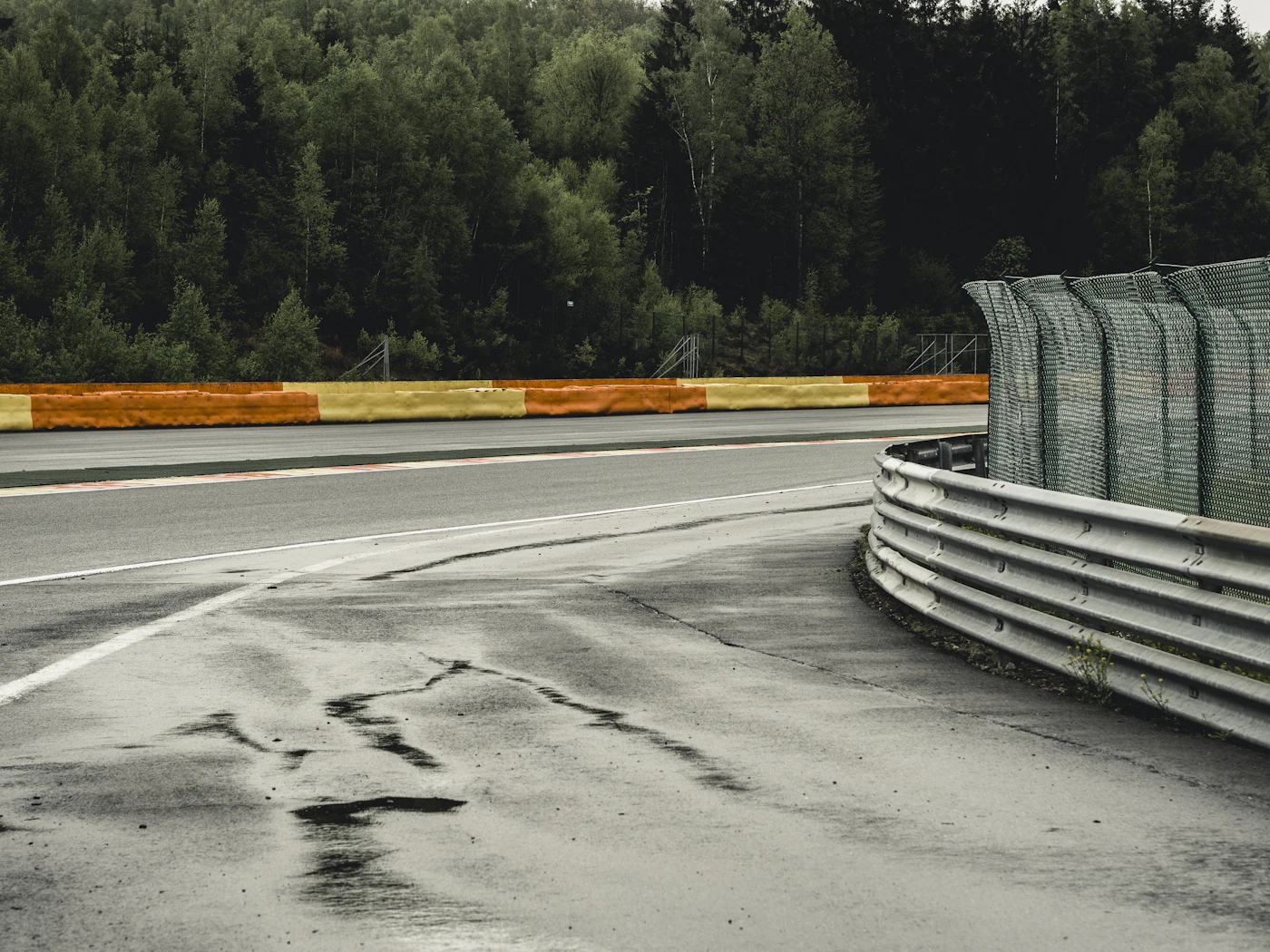 Curva de un circuito con guardarraíl y pianos al fondo