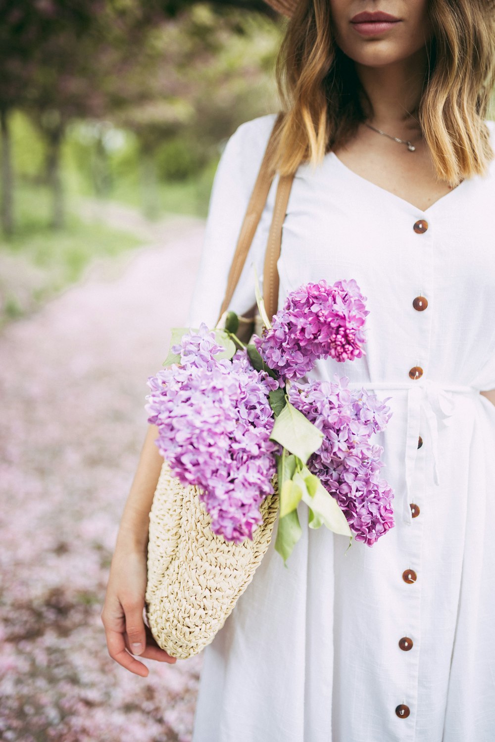 donna che trasporta borsa con fiori