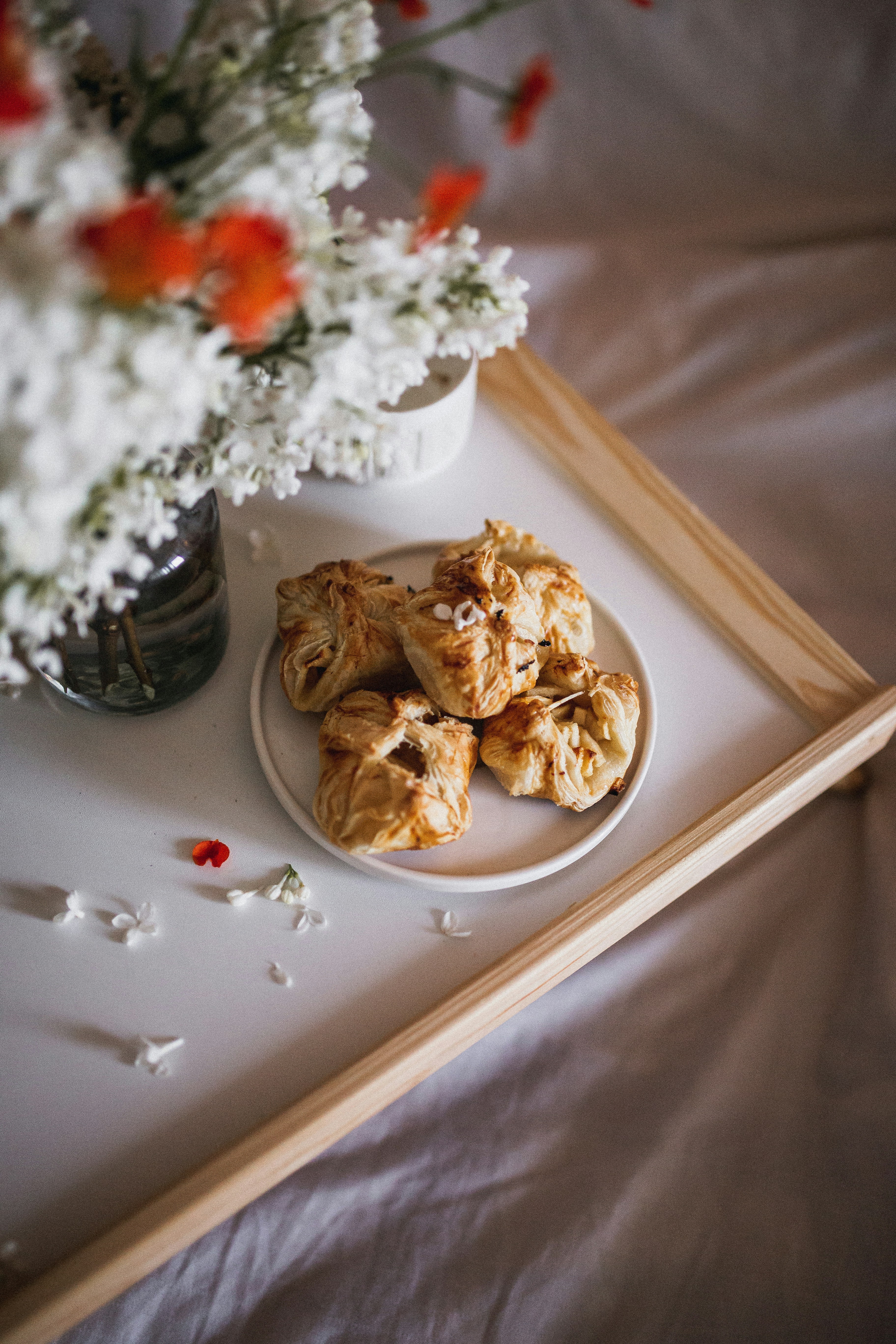 pastry on plate photo – Free Food Image on Unsplash