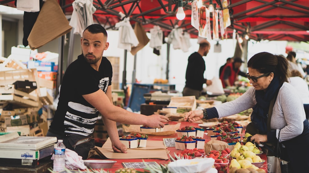 homme et femme près du magasin