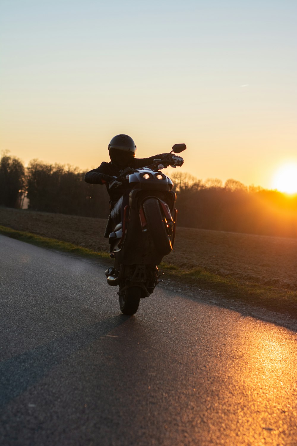 homem que pilota a motocicleta