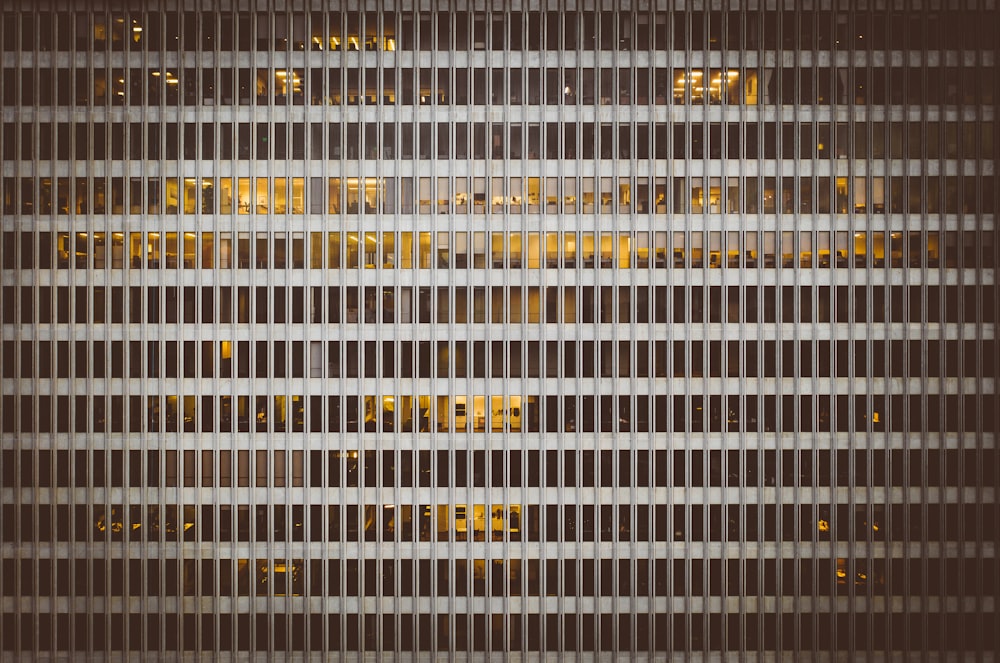 um close up de um prédio com muitas janelas