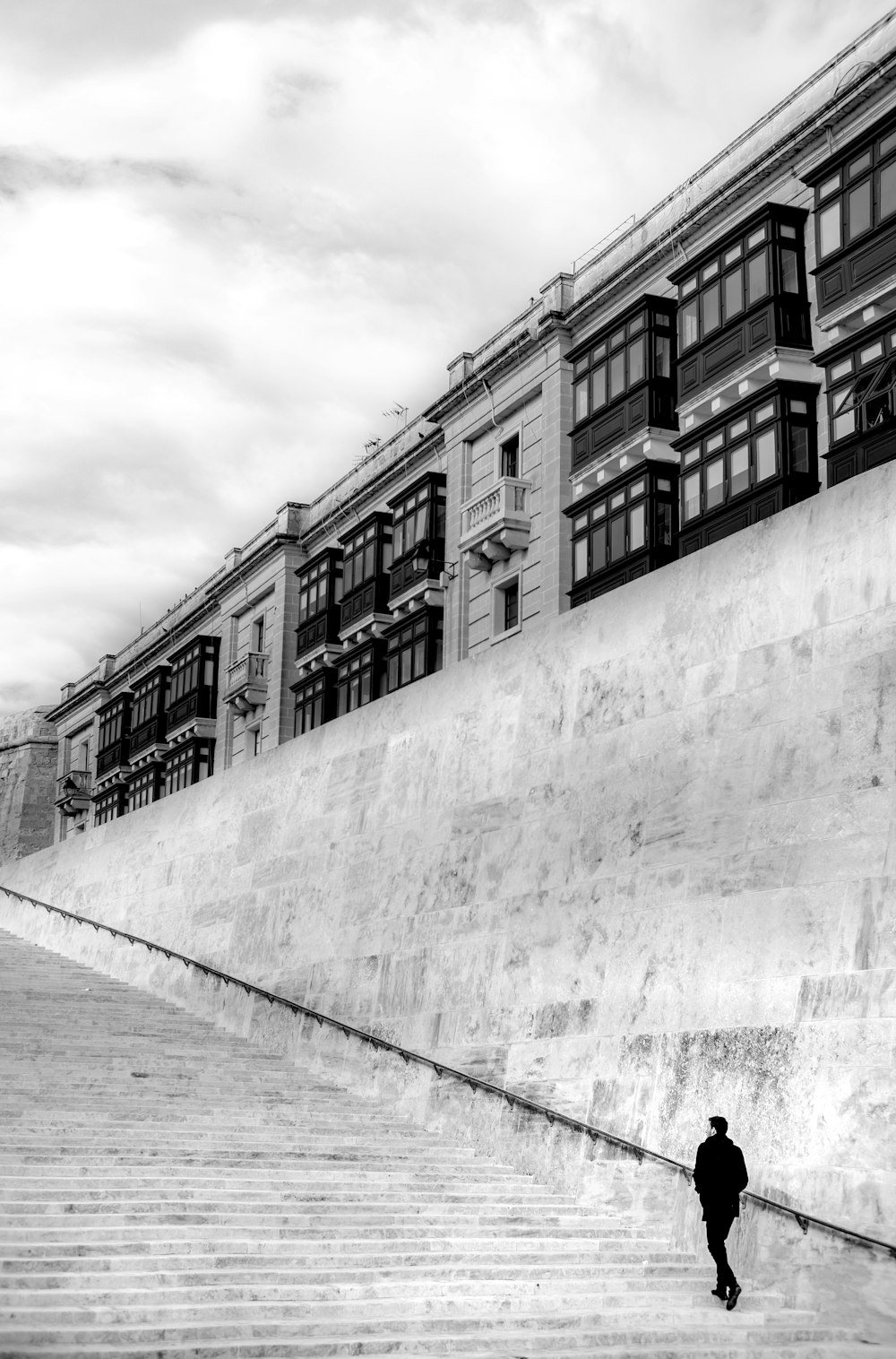 Persona caminando cerca de un edificio