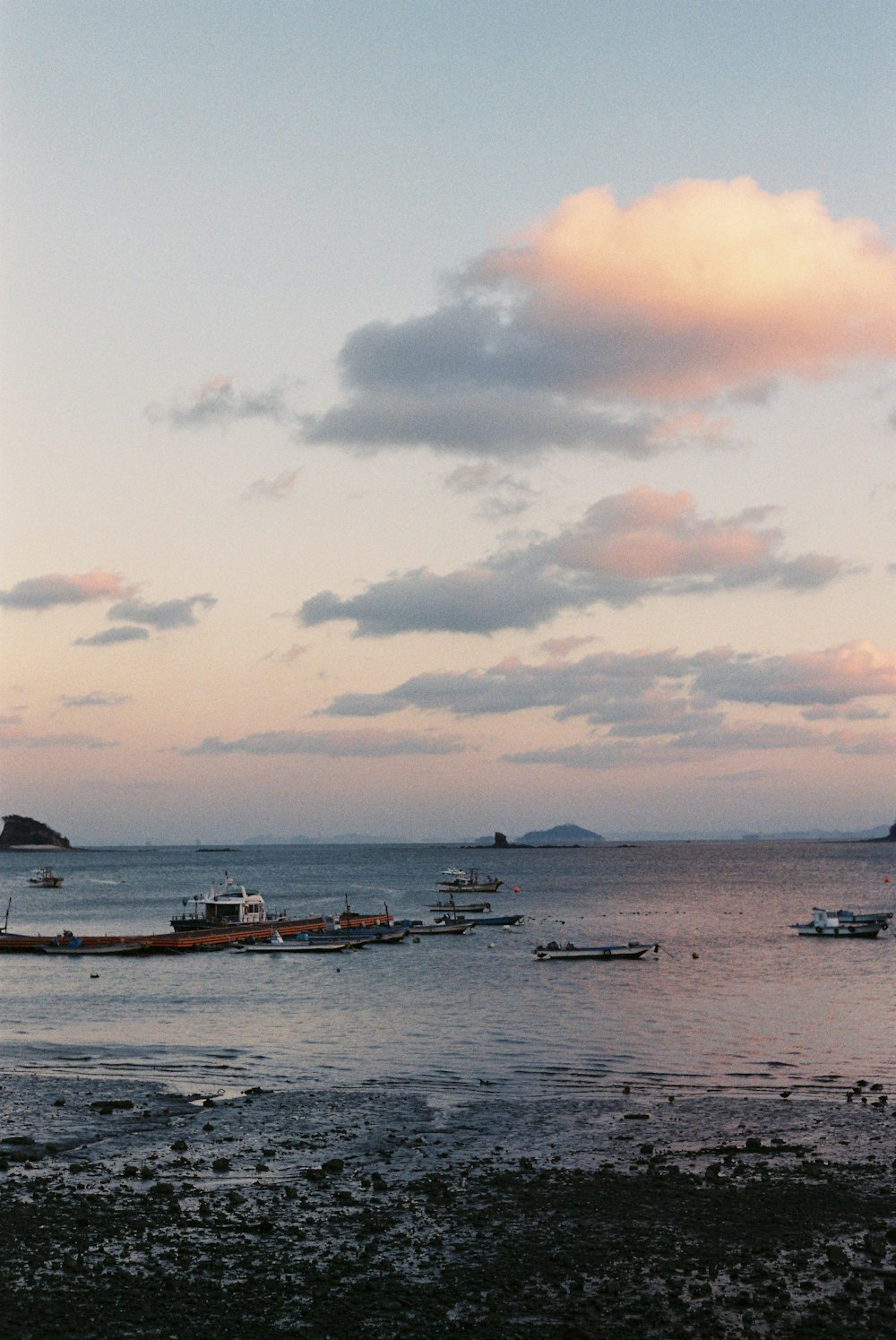 photo de paysage de bateaux sur une plage