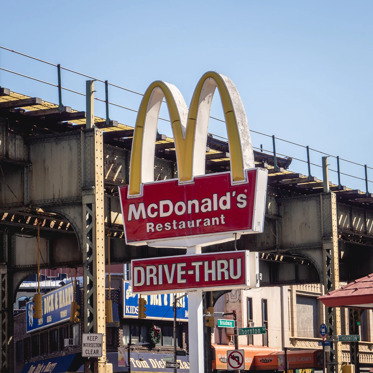 A US lawsuit accuses McDonald's of AI price-fixing through a tool that recommends menu prices to franchisees. Smart business, or a hidden way to push prices up?