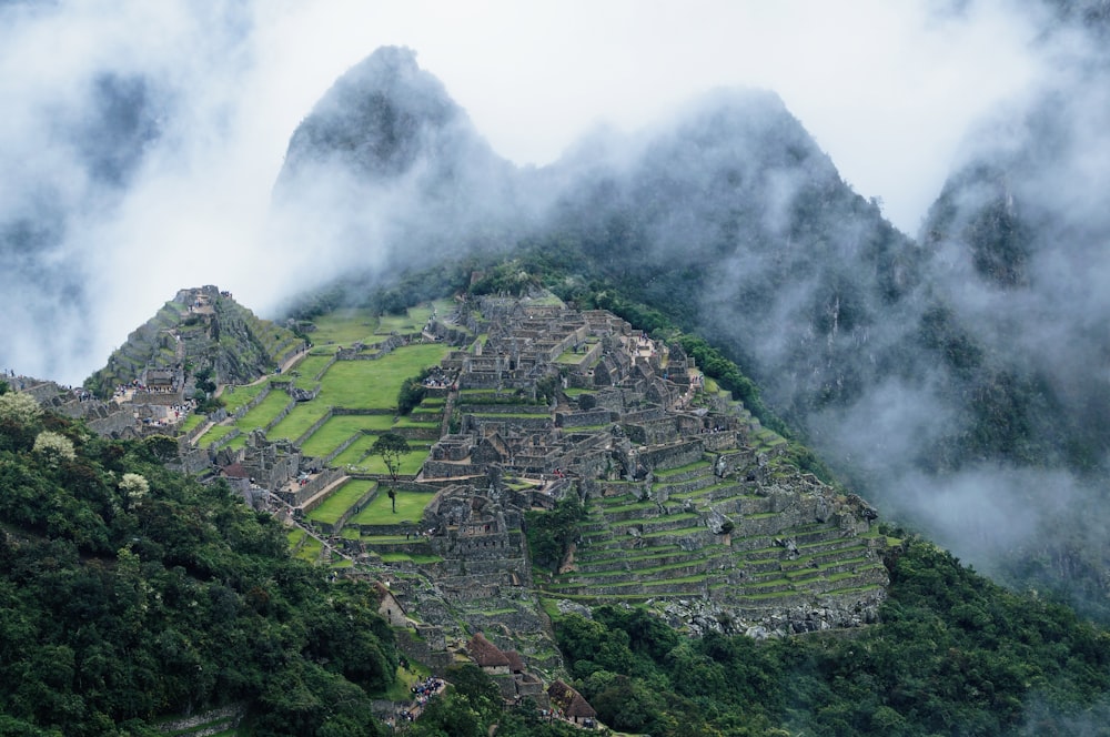 Machu Picchu in Perù coperto di nebbie