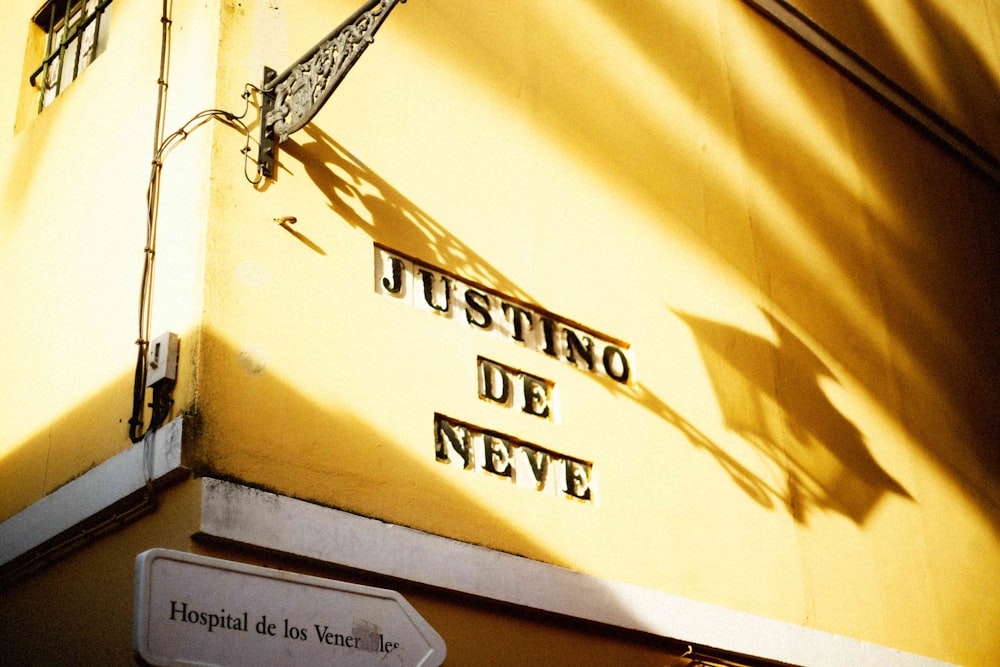 Justino De Neve wall signage