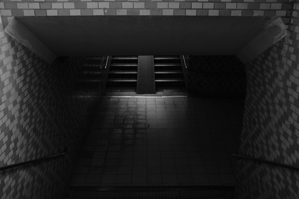階段の吹き抜けの白黒写真