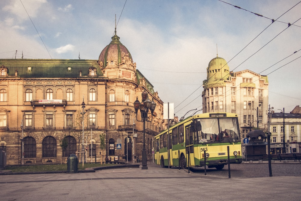 autobus giallo vicino agli edifici