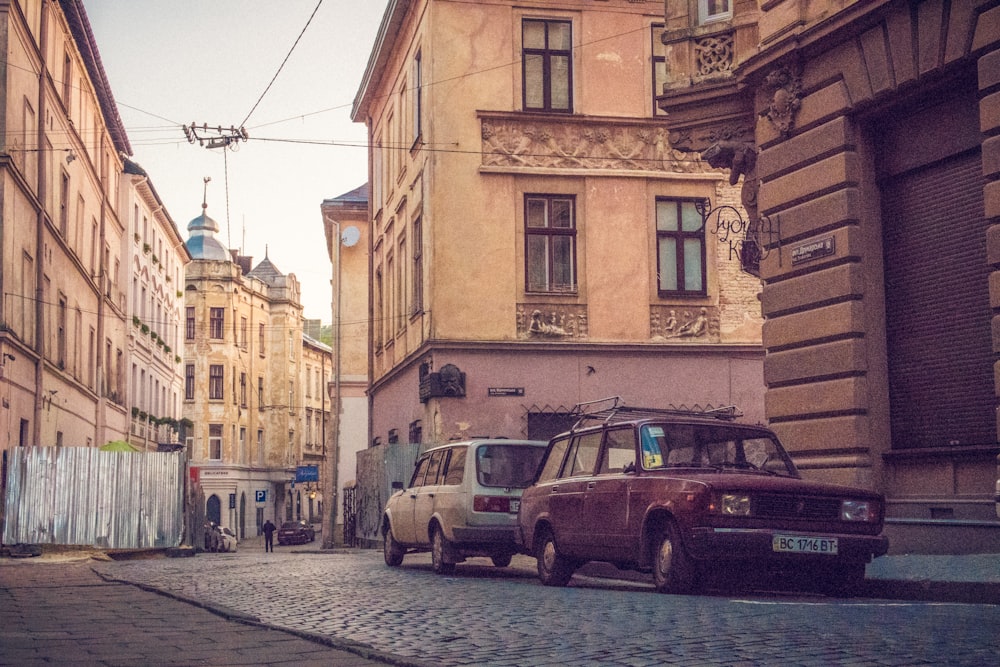 white and red Tofas Sahin sedan parking near buildings