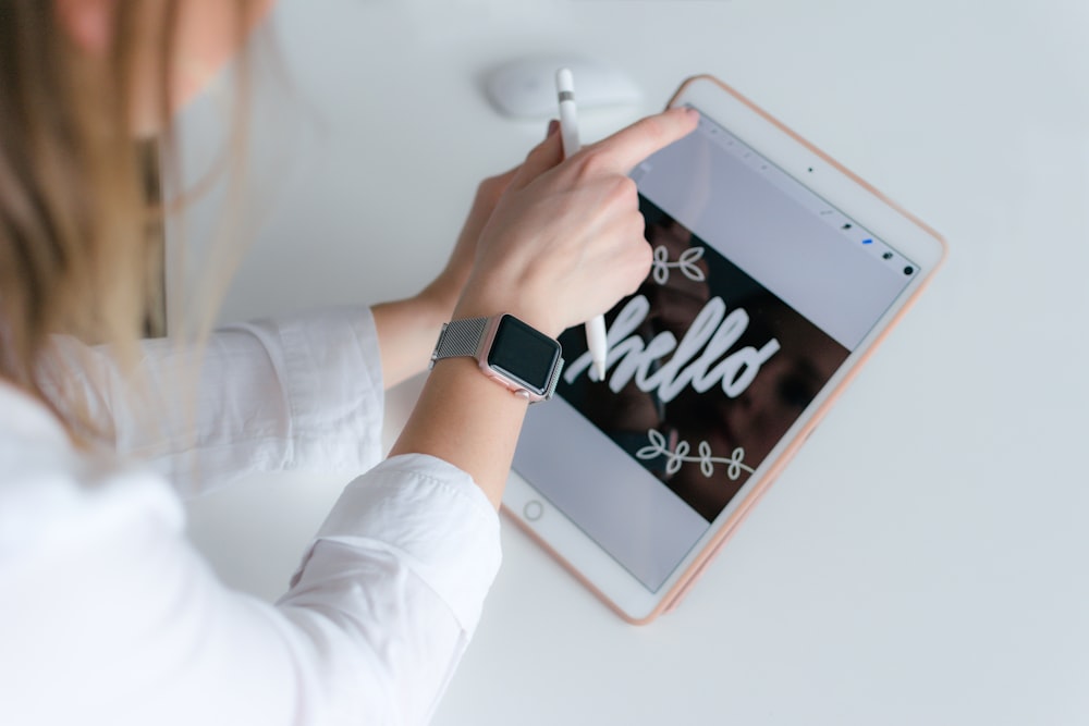 mujer usando iPad