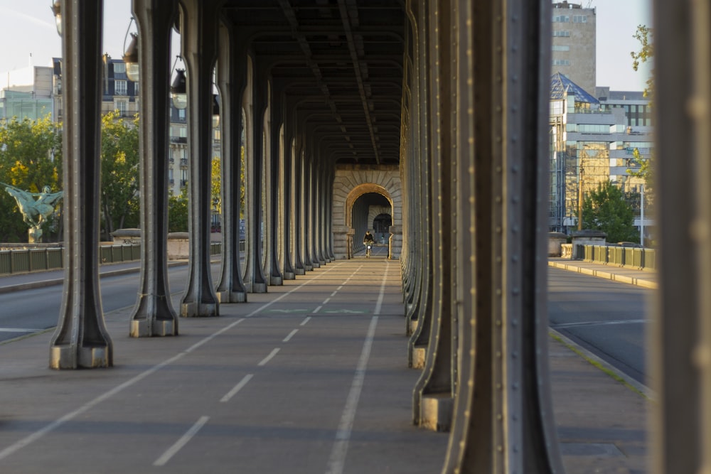 route goudronnée sous le pont