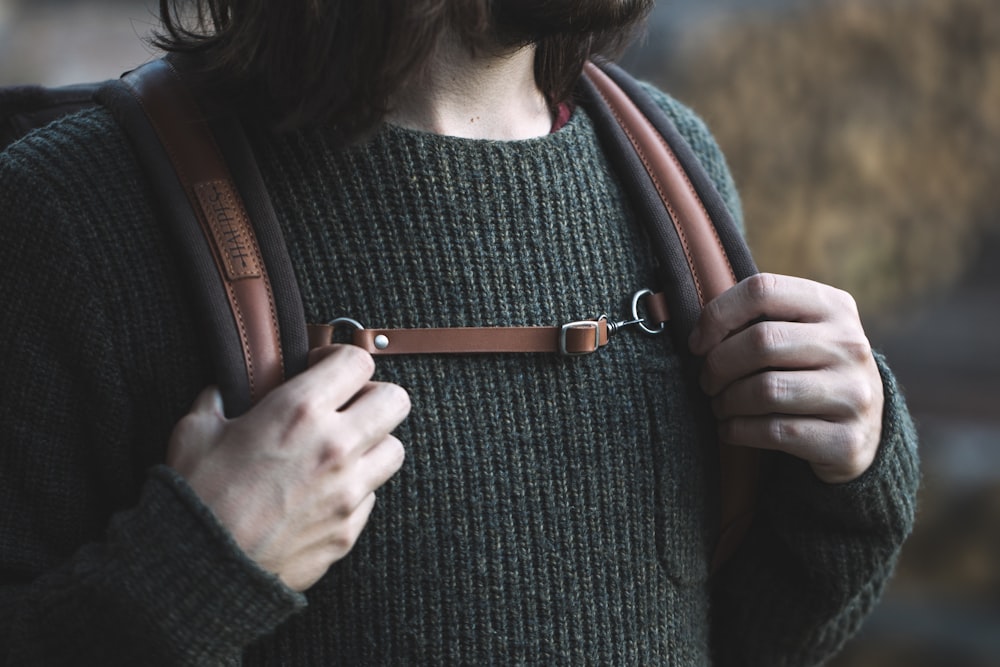 femme portant un pull noir