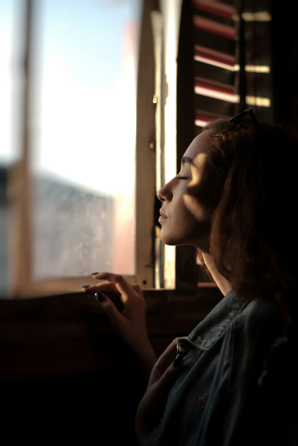 Femme en veste en jean bleue