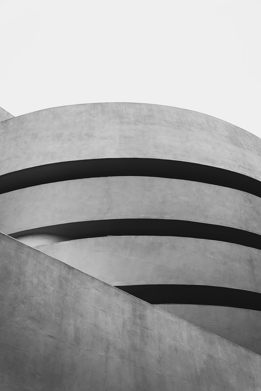 una foto in bianco e nero di un edificio