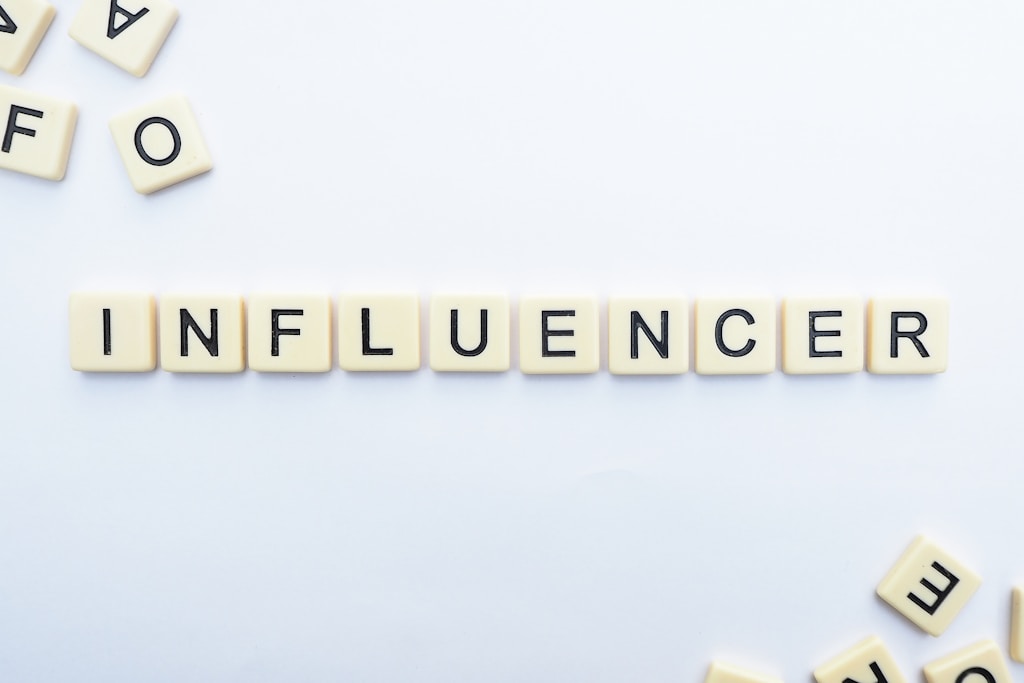blocos formando a palavra influencer para retratar o que é marketing de influência