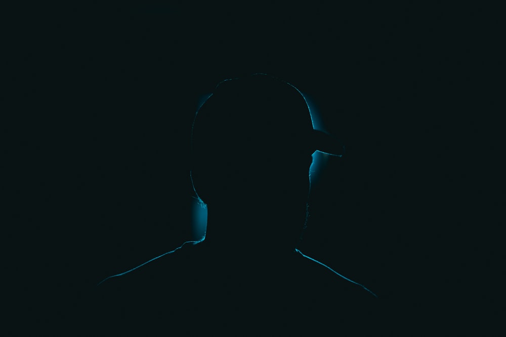 Una silhouette di una persona al buio