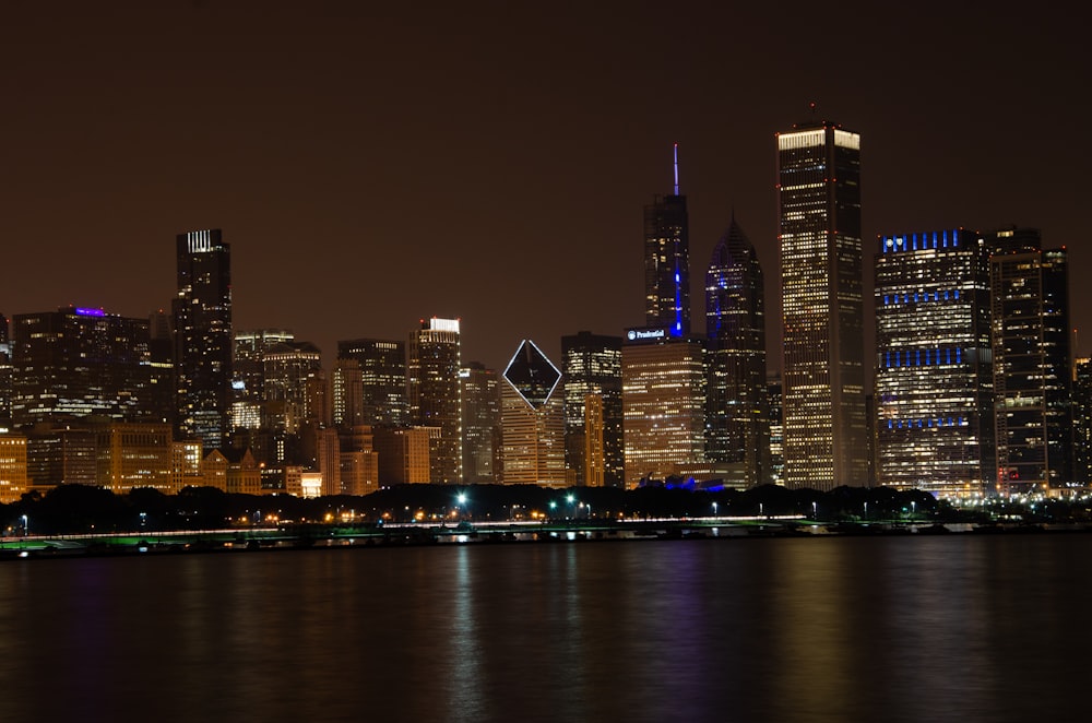 skyline della città durante la notte