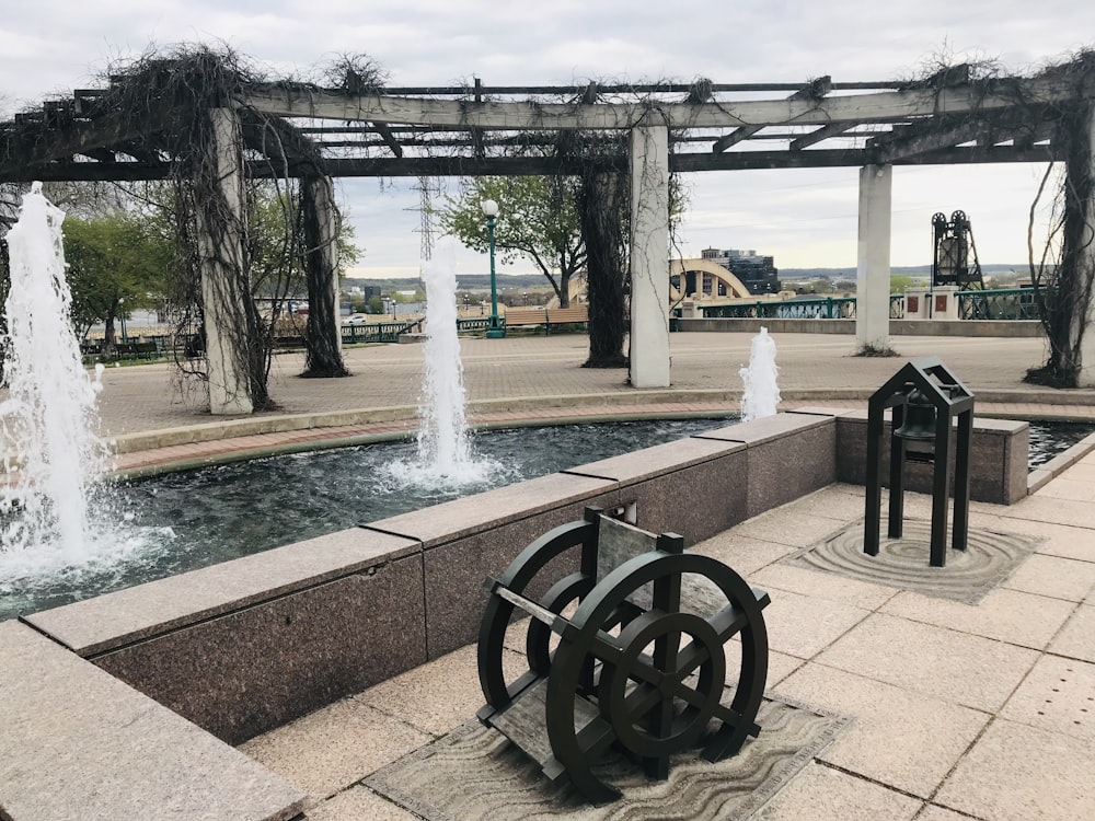 昼間の灰色の雲の下の噴水