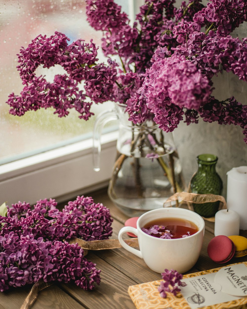 fiore petalo viola su vaso di vetro trasparente