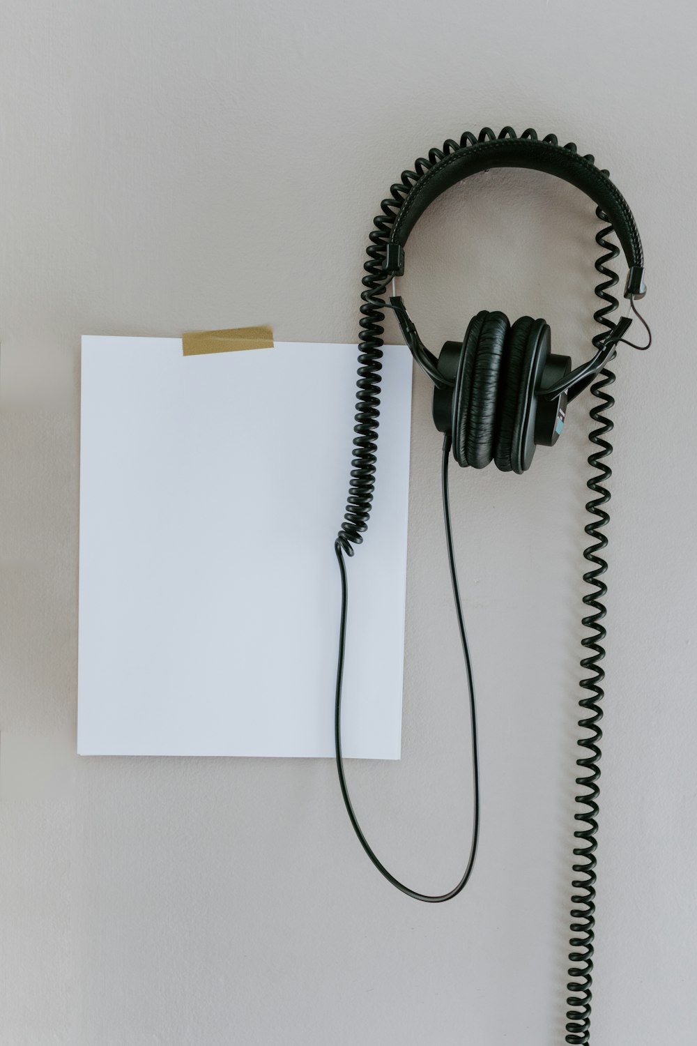 Auriculares negros con cable