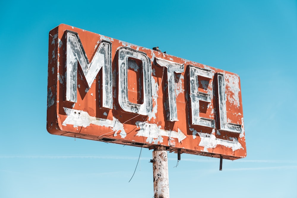 rusting Motel signage during daytime