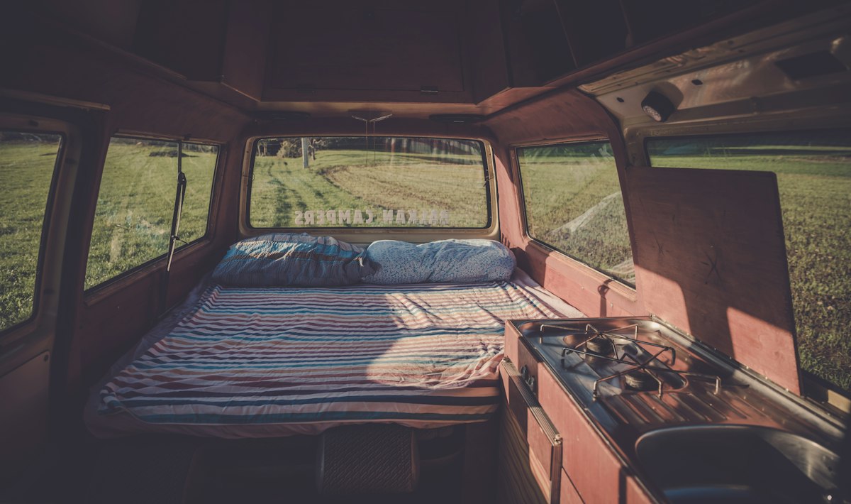 Motorhome cinza estacionado ao ar livre