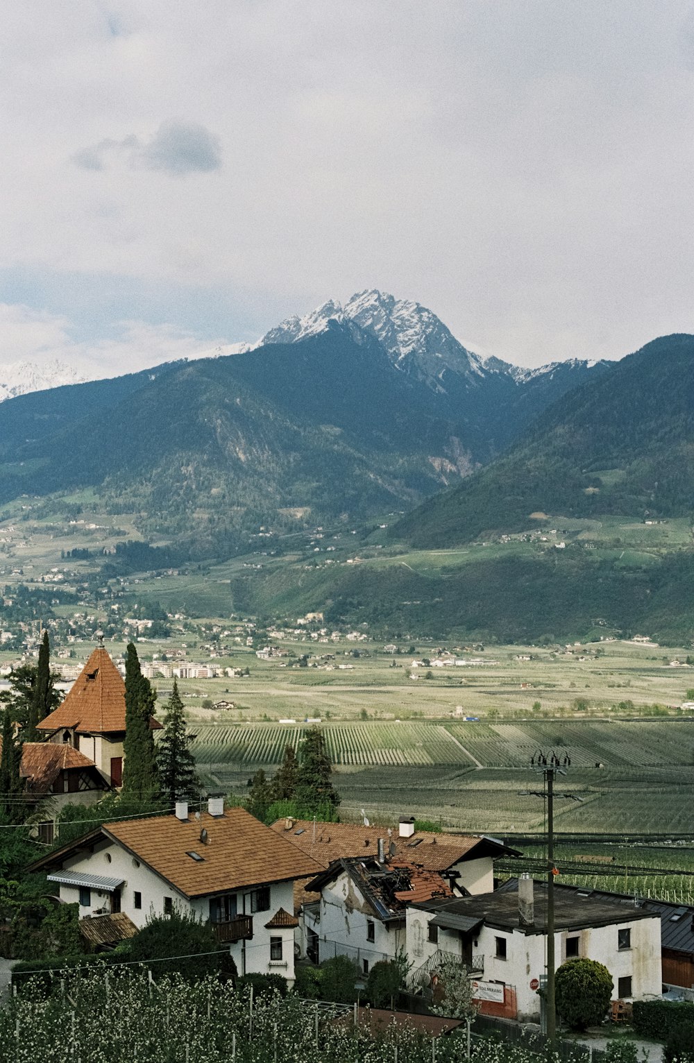 Case vicino alla montagna durante il giorno