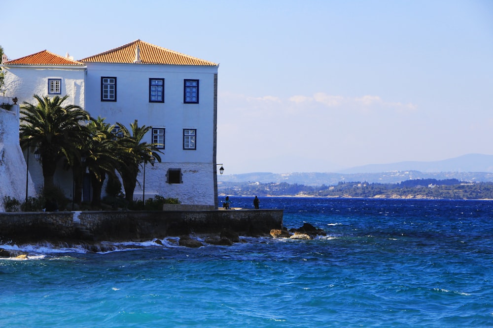 edifício branco durante o dia