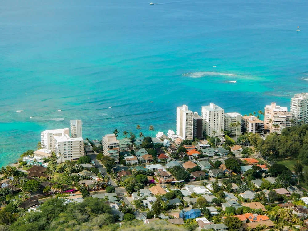 Vue aérienne des bâtiments et des maisons en bord de mer