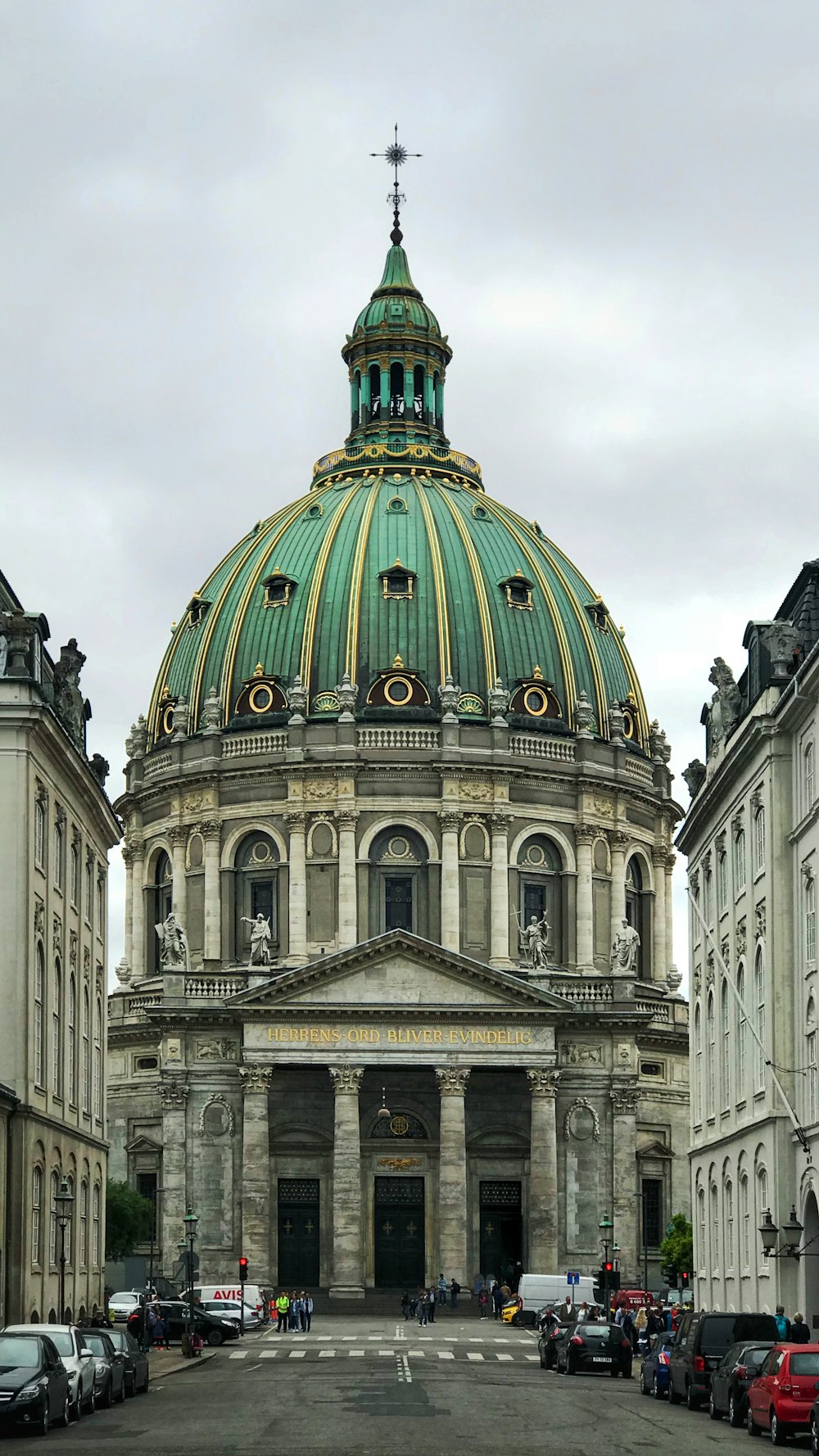 Edificio de hormigón gris con cúpula