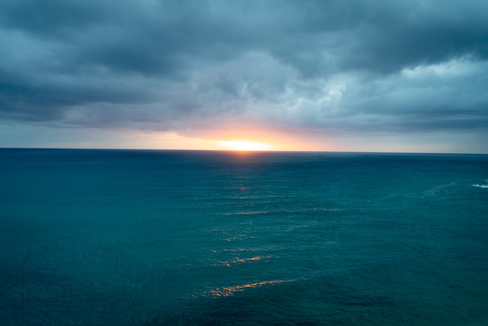 Blaues Meer bei Sonnenaufgang