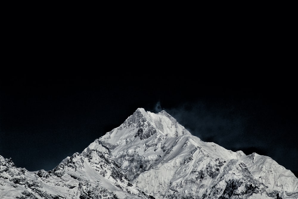 Montanha pontiaguda cheia de neve