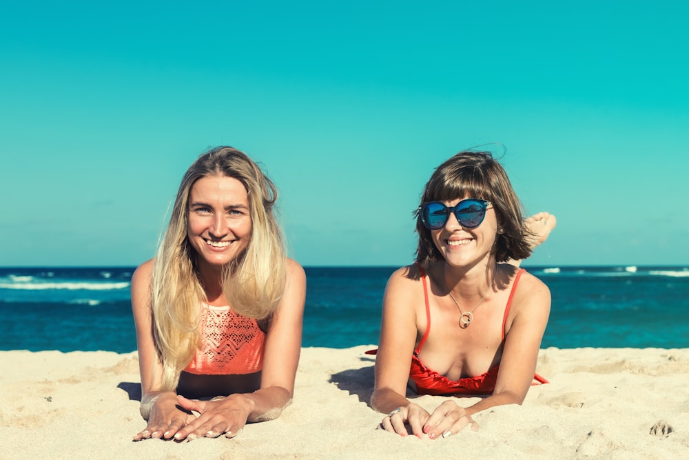 duas mulheres na praia